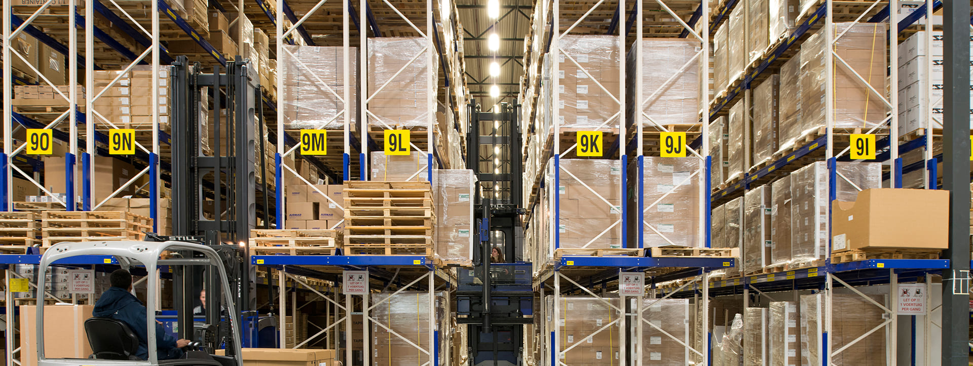 Effiziente Regalsysteme für professionelle Lagertechnik - Ihr zuverlässiger Online-Shop | Bruckamp Regalsysteme GmbH - Regalsystem in einer Halle