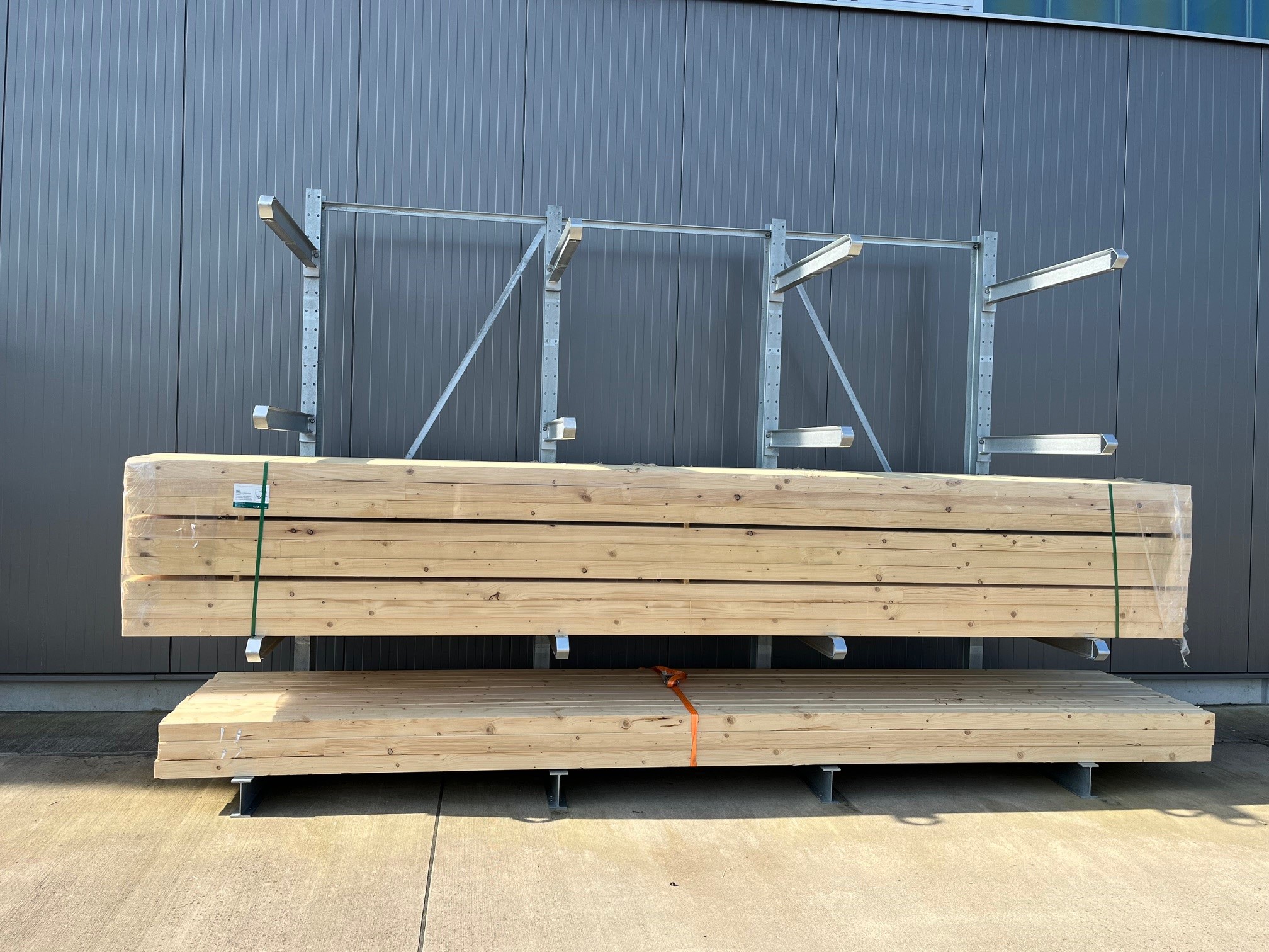 Sonderposten Nr5 Kragarmregal, einseitig 4 Ständer Höhe: 4,00 m ; Armtiefe 1,20 m