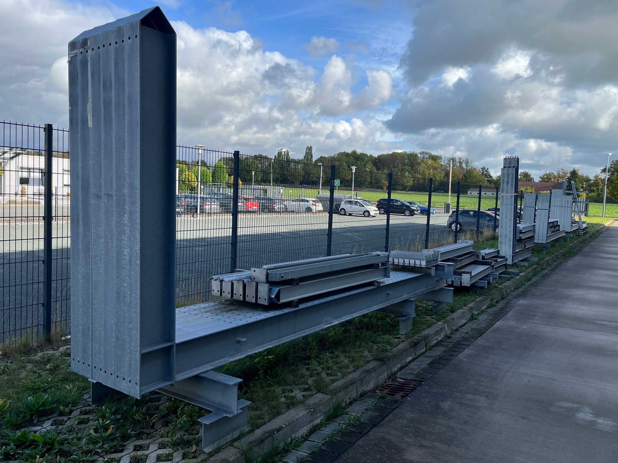 Sonderposten Nr1 Kragarmregal, einseitig 6 Ständer Höhe: 4,50 m ; Armtiefe 1,80 m