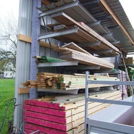 Einseitige Kragarmregale mit Rückwand und Dach