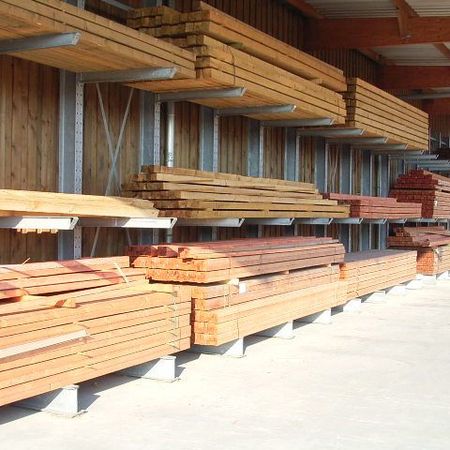 Einseitige Kragarmregale zur Lagerung von Holz