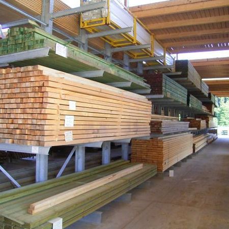 Einseitige Kragarmregale zur Holzlagerung